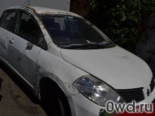 Битый автомобиль Nissan Tiida